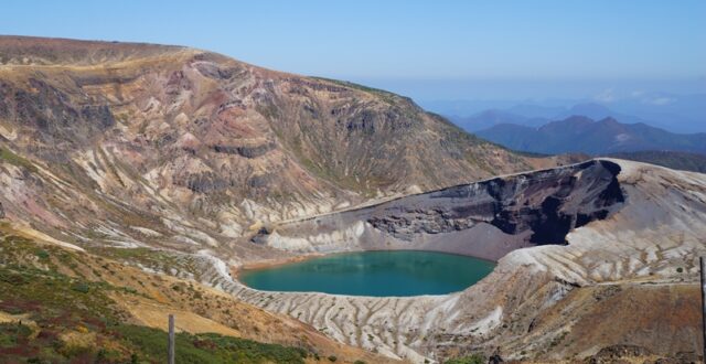 ภูเขาไฟ 5 สีโอคามะ (Okama Crater) จังหวัดมิยางิและยามากาตะ