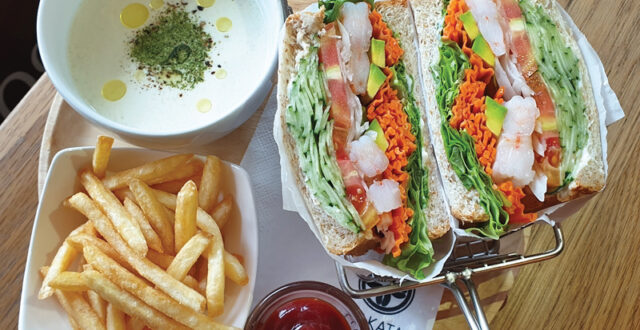 ชุดแซนด์วิชกุ้งอะโวคาโด ของร้าน Hakata Coffee