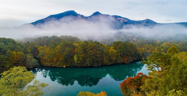 บึงน้ำห้าสี หรือทะเลสาบโกชิคินุะ Goshikinuma Ponds