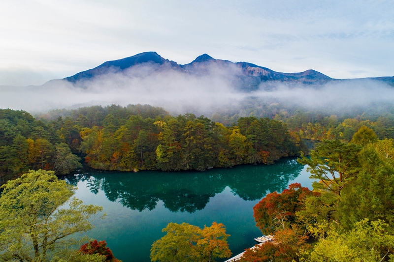 บึงน้ำห้าสี หรือทะเลสาบโกชิคินุะ Goshikinuma Ponds