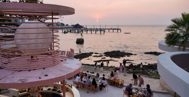 Casa Tropika บ้านริมทะเลที่เสิร์ฟความทรอปิคอลผ่านอาหารและบรรยากาศ